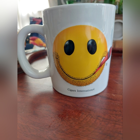 AMAZING Oversized Cigars International Coffee Cup Mug Smiley Face Smoke - Picture 1 of 3